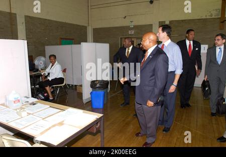 Sekretär Alphonso Jackson in Philadelphia, Pennsylvania, wo er sich dem Senator von Pennsylvania Rick Santorum, dem Bürgermeister von Philadelphia, John Street, und anderen Beamten für eine Tour und Pressekonferenz im Zentrum für Evakuierte des Hurrikans Katrina anschloss. Stockfoto