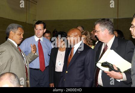 Sekretär Alphonso Jackson in Philadelphia, Pennsylvania, wo er sich dem Senator von Pennsylvania Rick Santorum, dem Bürgermeister von Philadelphia, John Street, und anderen Beamten für eine Tour und Pressekonferenz im Zentrum für Evakuierte des Hurrikans Katrina anschloss. Stockfoto