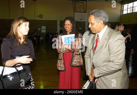 Sekretär Alphonso Jackson in Philadelphia, Pennsylvania, wo er sich dem Senator von Pennsylvania Rick Santorum, dem Bürgermeister von Philadelphia, John Street, und anderen Beamten für eine Tour und Pressekonferenz im Zentrum für Evakuierte des Hurrikans Katrina anschloss. Stockfoto