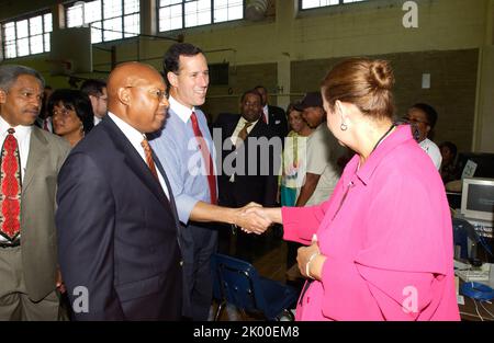 Sekretär Alphonso Jackson in Philadelphia, Pennsylvania, wo er sich dem Senator von Pennsylvania Rick Santorum, dem Bürgermeister von Philadelphia, John Street, und anderen Beamten für eine Tour und Pressekonferenz im Zentrum für Evakuierte des Hurrikans Katrina anschloss. Stockfoto