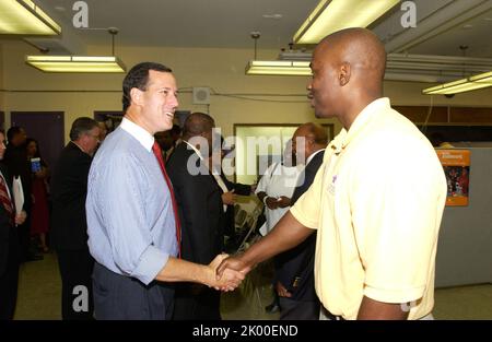 Sekretär Alphonso Jackson in Philadelphia, Pennsylvania, wo er sich dem Senator von Pennsylvania Rick Santorum, dem Bürgermeister von Philadelphia, John Street, und anderen Beamten für eine Tour und Pressekonferenz im Zentrum für Evakuierte des Hurrikans Katrina anschloss. Stockfoto