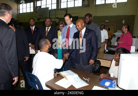 Sekretär Alphonso Jackson in Philadelphia, Pennsylvania, wo er sich dem Senator von Pennsylvania Rick Santorum, dem Bürgermeister von Philadelphia, John Street, und anderen Beamten für eine Tour und Pressekonferenz im Zentrum für Evakuierte des Hurrikans Katrina anschloss. Stockfoto