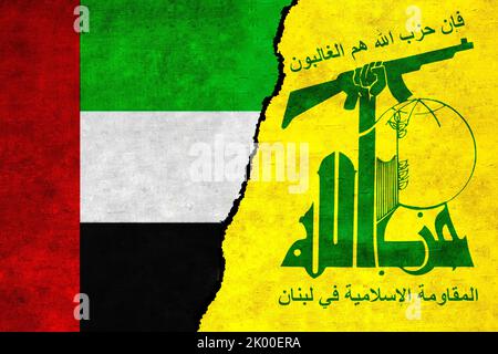 Die Vereinigten Arabischen Emirate und die Hisbollah malten Flaggen mit einem Riss an einer Wand. Beziehungen zwischen der Hisbollah und den Vereinigten Arabischen Emiraten. VAE und Hisbollah-Flaggen zusammen Stockfoto