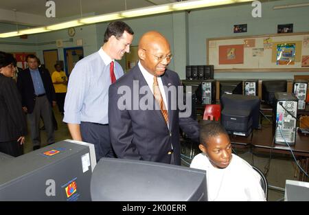 Sekretär Alphonso Jackson in Philadelphia, Pennsylvania, wo er sich dem Senator von Pennsylvania Rick Santorum, dem Bürgermeister von Philadelphia, John Street, und anderen Beamten für eine Tour und Pressekonferenz im Zentrum für Evakuierte des Hurrikans Katrina anschloss. Stockfoto