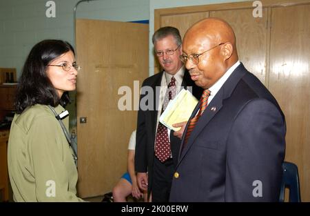 Sekretär Alphonso Jackson in Philadelphia, Pennsylvania, wo er sich dem Senator von Pennsylvania Rick Santorum, dem Bürgermeister von Philadelphia, John Street, und anderen Beamten für eine Tour und Pressekonferenz im Zentrum für Evakuierte des Hurrikans Katrina anschloss. Stockfoto