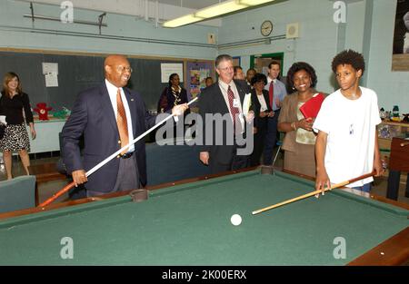 Sekretär Alphonso Jackson in Philadelphia, Pennsylvania, wo er sich dem Senator von Pennsylvania Rick Santorum, dem Bürgermeister von Philadelphia, John Street, und anderen Beamten für eine Tour und Pressekonferenz im Zentrum für Evakuierte des Hurrikans Katrina anschloss. Stockfoto