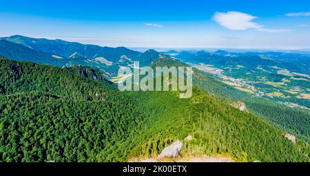 Slowakische Nationalparklandschaft Mala Fatra - Blick vom Maly Rozsutec Berg auf die umliegenden Hügel und Täler. Sonniger Sommertag, Tourismus und Wandern in frischen und Stockfoto