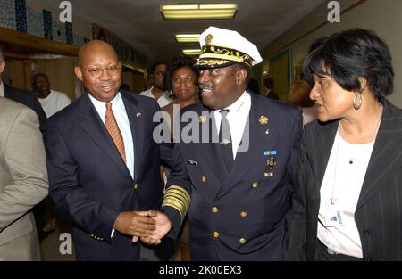 Sekretär Alphonso Jackson in Philadelphia, Pennsylvania, wo er sich dem Senator von Pennsylvania Rick Santorum, dem Bürgermeister von Philadelphia, John Street, und anderen Beamten für eine Tour und Pressekonferenz im Zentrum für Evakuierte des Hurrikans Katrina anschloss. Stockfoto