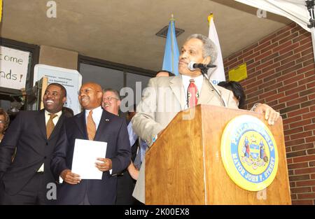 Sekretär Alphonso Jackson in Philadelphia, Pennsylvania, wo er sich dem Senator von Pennsylvania Rick Santorum, dem Bürgermeister von Philadelphia, John Street, und anderen Beamten für eine Tour und Pressekonferenz im Zentrum für Evakuierte des Hurrikans Katrina anschloss. Stockfoto