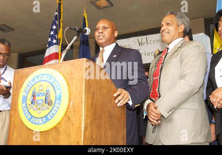 Sekretär Alphonso Jackson in Philadelphia, Pennsylvania, wo er sich dem Senator von Pennsylvania Rick Santorum, dem Bürgermeister von Philadelphia, John Street, und anderen Beamten für eine Tour und Pressekonferenz im Zentrum für Evakuierte des Hurrikans Katrina anschloss. Stockfoto
