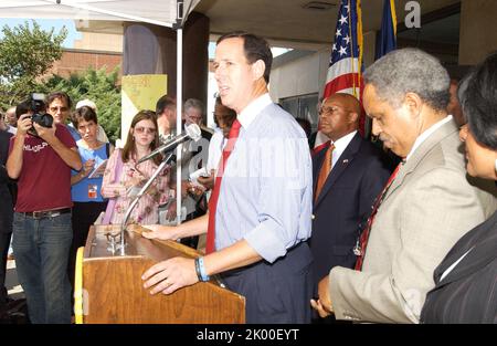 Sekretär Alphonso Jackson in Philadelphia, Pennsylvania, wo er sich dem Senator von Pennsylvania Rick Santorum, dem Bürgermeister von Philadelphia, John Street, und anderen Beamten für eine Tour und Pressekonferenz im Zentrum für Evakuierte des Hurrikans Katrina anschloss. Stockfoto