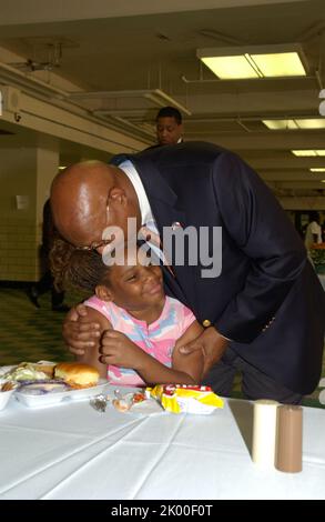Sekretär Alphonso Jackson in Philadelphia, Pennsylvania, wo er sich dem Senator von Pennsylvania Rick Santorum, dem Bürgermeister von Philadelphia, John Street, und anderen Beamten für eine Tour und Pressekonferenz im Zentrum für Evakuierte des Hurrikans Katrina anschloss. Stockfoto