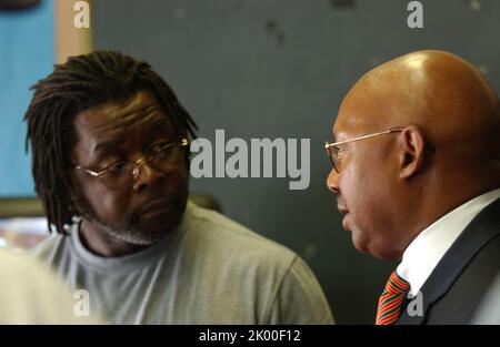 Sekretär Alphonso Jackson in Philadelphia, Pennsylvania, wo er sich dem Senator von Pennsylvania Rick Santorum, dem Bürgermeister von Philadelphia, John Street, und anderen Beamten für eine Tour und Pressekonferenz im Zentrum für Evakuierte des Hurrikans Katrina anschloss. Stockfoto