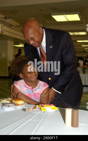 Sekretär Alphonso Jackson in Philadelphia, Pennsylvania, wo er sich dem Senator von Pennsylvania Rick Santorum, dem Bürgermeister von Philadelphia, John Street, und anderen Beamten für eine Tour und Pressekonferenz im Zentrum für Evakuierte des Hurrikans Katrina anschloss. Stockfoto