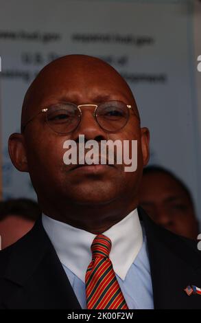 Sekretär Alphonso Jackson in Philadelphia, Pennsylvania, wo er sich dem Senator von Pennsylvania Rick Santorum, dem Bürgermeister von Philadelphia, John Street, und anderen Beamten für eine Tour und Pressekonferenz im Zentrum für Evakuierte des Hurrikans Katrina anschloss. Stockfoto