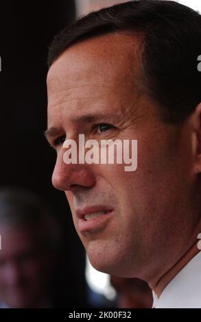 Sekretär Alphonso Jackson in Philadelphia, Pennsylvania, wo er sich dem Senator von Pennsylvania Rick Santorum, dem Bürgermeister von Philadelphia, John Street, und anderen Beamten für eine Tour und Pressekonferenz im Zentrum für Evakuierte des Hurrikans Katrina anschloss. Stockfoto