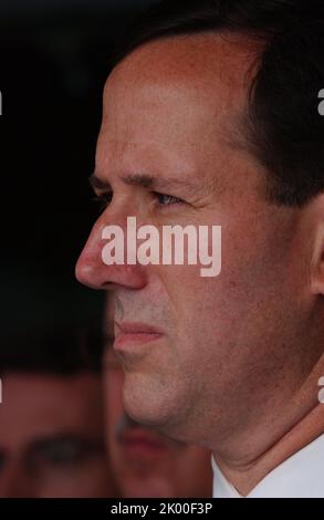 Sekretär Alphonso Jackson in Philadelphia, Pennsylvania, wo er sich dem Senator von Pennsylvania Rick Santorum, dem Bürgermeister von Philadelphia, John Street, und anderen Beamten für eine Tour und Pressekonferenz im Zentrum für Evakuierte des Hurrikans Katrina anschloss. Stockfoto