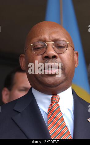 Sekretär Alphonso Jackson in Philadelphia, Pennsylvania, wo er sich dem Senator von Pennsylvania Rick Santorum, dem Bürgermeister von Philadelphia, John Street, und anderen Beamten für eine Tour und Pressekonferenz im Zentrum für Evakuierte des Hurrikans Katrina anschloss. Stockfoto