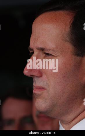 Sekretär Alphonso Jackson in Philadelphia, Pennsylvania, wo er sich dem Senator von Pennsylvania Rick Santorum, dem Bürgermeister von Philadelphia, John Street, und anderen Beamten für eine Tour und Pressekonferenz im Zentrum für Evakuierte des Hurrikans Katrina anschloss. Stockfoto