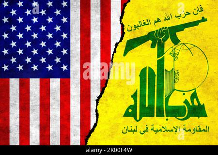 Die Vereinigten Staaten von Amerika und die Hisbollah malten Flaggen mit einem Riss an einer Wand. Beziehungen zwischen Hisbollah und USA. USA und Hisbollah-Flaggen zusammen Stockfoto