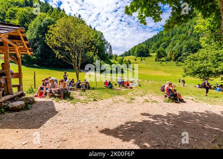 TERCHOVA, SLOWAKEI - 6,7.2019: Touristen ruhen in der Nähe von kleinen Hütte mit Namen Koliba Podziar in der Slowakei Nationalpark Mala Fatra. Das können die Menschen Stockfoto