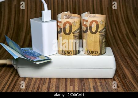 Steckdose mit 50 Euro Rechnung. Steigende Strompreise und kostenintensives Energiekonzept für Familien und Unternehmen. Stockfoto