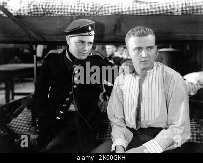 LEW AYRES und BEN ALEXANDER in ALLER RUHE AN DER WESTERN FRONT 1930 Regisseur LEWIS MEILENSTEIN Roman Erich Maria Remarque Produzent Carl Laemmle Jr. Universal Pictures Stockfoto