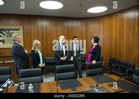 Besuch des schwedischen Ministers für öffentliche Verwaltung und Wohnungswesen, Stefan Attefall, und seiner Mitarbeiter im HUD-Hauptquartier zum Treffen mit dem Sekretär Shaun Donovan, Mitarbeiter. Stockfoto