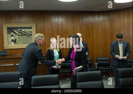 Besuch des schwedischen Ministers für öffentliche Verwaltung und Wohnungswesen, Stefan Attefall, und seiner Mitarbeiter im HUD-Hauptquartier zum Treffen mit dem Sekretär Shaun Donovan, Mitarbeiter. Stockfoto