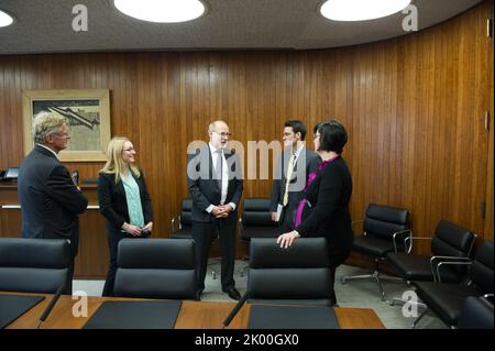 Besuch des schwedischen Ministers für öffentliche Verwaltung und Wohnungswesen, Stefan Attefall, und seiner Mitarbeiter im HUD-Hauptquartier zum Treffen mit dem Sekretär Shaun Donovan, Mitarbeiter. Stockfoto