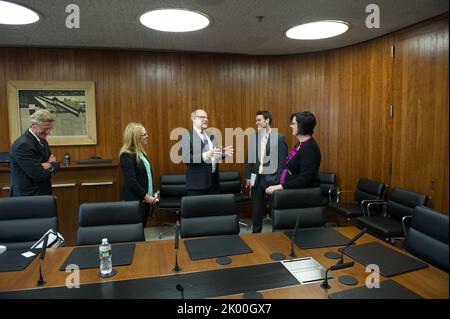 Besuch des schwedischen Ministers für öffentliche Verwaltung und Wohnungswesen, Stefan Attefall, und seiner Mitarbeiter im HUD-Hauptquartier zum Treffen mit dem Sekretär Shaun Donovan, Mitarbeiter. Stockfoto