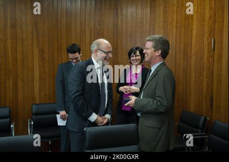 Besuch des schwedischen Ministers für öffentliche Verwaltung und Wohnungswesen, Stefan Attefall, und seiner Mitarbeiter im HUD-Hauptquartier zum Treffen mit dem Sekretär Shaun Donovan, Mitarbeiter. Stockfoto