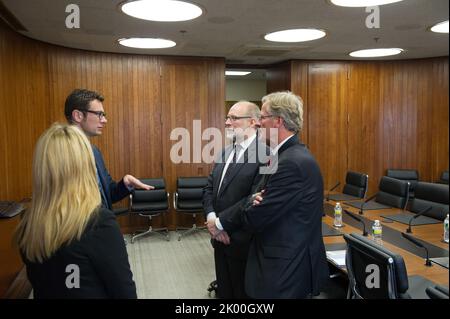 Besuch des schwedischen Ministers für öffentliche Verwaltung und Wohnungswesen, Stefan Attefall, und seiner Mitarbeiter im HUD-Hauptquartier zum Treffen mit dem Sekretär Shaun Donovan, Mitarbeiter. Stockfoto