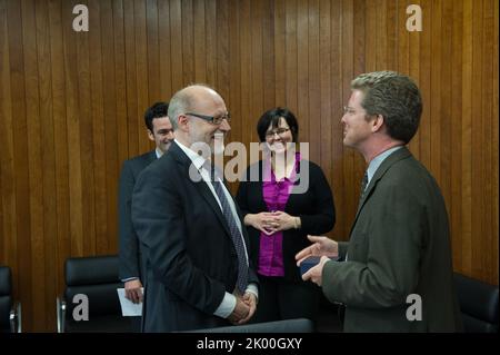 Besuch des schwedischen Ministers für öffentliche Verwaltung und Wohnungswesen, Stefan Attefall, und seiner Mitarbeiter im HUD-Hauptquartier zum Treffen mit dem Sekretär Shaun Donovan, Mitarbeiter. Stockfoto