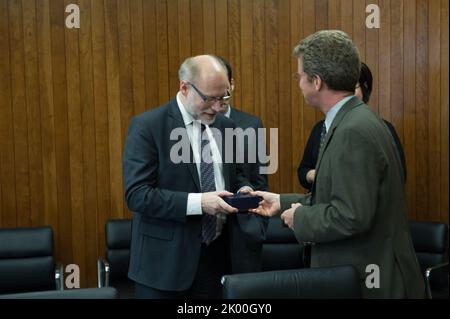 Besuch des schwedischen Ministers für öffentliche Verwaltung und Wohnungswesen, Stefan Attefall, und seiner Mitarbeiter im HUD-Hauptquartier zum Treffen mit dem Sekretär Shaun Donovan, Mitarbeiter. Stockfoto