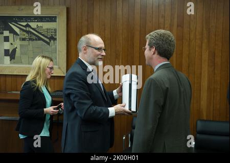 Besuch des schwedischen Ministers für öffentliche Verwaltung und Wohnungswesen, Stefan Attefall, und seiner Mitarbeiter im HUD-Hauptquartier zum Treffen mit dem Sekretär Shaun Donovan, Mitarbeiter. Stockfoto
