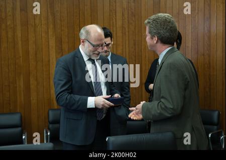 Besuch des schwedischen Ministers für öffentliche Verwaltung und Wohnungswesen, Stefan Attefall, und seiner Mitarbeiter im HUD-Hauptquartier zum Treffen mit dem Sekretär Shaun Donovan, Mitarbeiter. Stockfoto