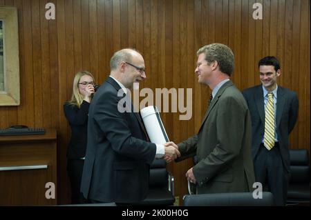 Besuch des schwedischen Ministers für öffentliche Verwaltung und Wohnungswesen, Stefan Attefall, und seiner Mitarbeiter im HUD-Hauptquartier zum Treffen mit dem Sekretär Shaun Donovan, Mitarbeiter. Stockfoto