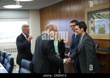 Besuch des schwedischen Ministers für öffentliche Verwaltung und Wohnungswesen, Stefan Attefall, und seiner Mitarbeiter im HUD-Hauptquartier zum Treffen mit dem Sekretär Shaun Donovan, Mitarbeiter. Stockfoto