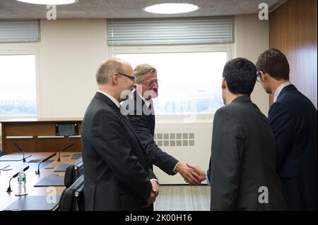 Besuch des schwedischen Ministers für öffentliche Verwaltung und Wohnungswesen, Stefan Attefall, und seiner Mitarbeiter im HUD-Hauptquartier zum Treffen mit dem Sekretär Shaun Donovan, Mitarbeiter. Stockfoto