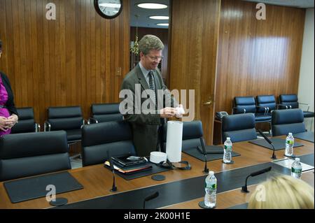 Besuch des schwedischen Ministers für öffentliche Verwaltung und Wohnungswesen, Stefan Attefall, und seiner Mitarbeiter im HUD-Hauptquartier zum Treffen mit dem Sekretär Shaun Donovan, Mitarbeiter. Stockfoto