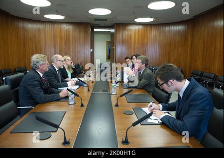 Besuch des schwedischen Ministers für öffentliche Verwaltung und Wohnungswesen, Stefan Attefall, und seiner Mitarbeiter im HUD-Hauptquartier zum Treffen mit dem Sekretär Shaun Donovan, Mitarbeiter. Stockfoto