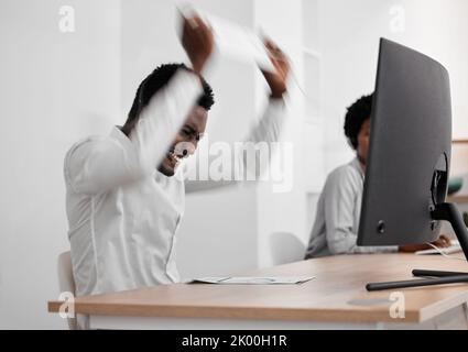 Stress, wütend und frustriert afrikanischen Geschäftsmann arbeiten an einem Computer in einem modernen Büro. Aggressive, korporative und schwarze Mitarbeiter verärgert Stockfoto
