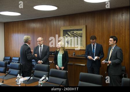 Besuch des schwedischen Ministers für öffentliche Verwaltung und Wohnungswesen, Stefan Attefall, und seiner Mitarbeiter im HUD-Hauptquartier zum Treffen mit dem Sekretär Shaun Donovan, Mitarbeiter. Stockfoto