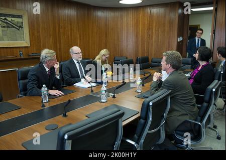 Besuch des schwedischen Ministers für öffentliche Verwaltung und Wohnungswesen, Stefan Attefall, und seiner Mitarbeiter im HUD-Hauptquartier zum Treffen mit dem Sekretär Shaun Donovan, Mitarbeiter. Stockfoto