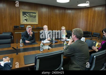 Besuch des schwedischen Ministers für öffentliche Verwaltung und Wohnungswesen, Stefan Attefall, und seiner Mitarbeiter im HUD-Hauptquartier zum Treffen mit dem Sekretär Shaun Donovan, Mitarbeiter. Stockfoto
