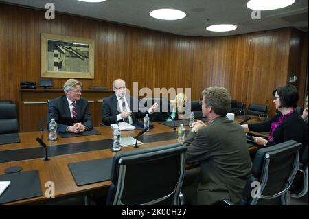 Besuch des schwedischen Ministers für öffentliche Verwaltung und Wohnungswesen, Stefan Attefall, und seiner Mitarbeiter im HUD-Hauptquartier zum Treffen mit dem Sekretär Shaun Donovan, Mitarbeiter. Stockfoto