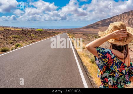 Reisende auf der Straße in einer Wüstenlandschaft - Fuerteventura, Kanarische Inseln Spanien - Reisekonzept Stockfoto