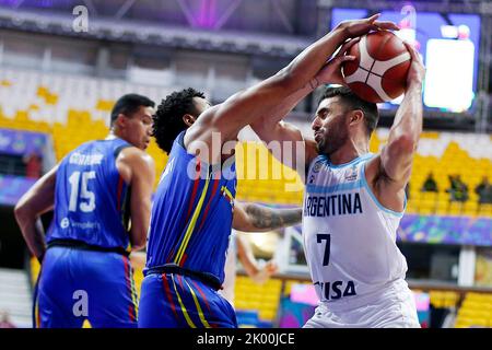 Recife, Brasilien. 8. September 2022. Facundo Campazzo (R) aus Argentinien tritt bei einem Viertelfinalspiel zwischen Argentinien und Venezuela beim FIBA Americup 2022 in Recife, Pernambuco, Brasilien, am 8. September 2022 an. Quelle: Lucio Tavora/Xinhua/Alamy Live News Stockfoto