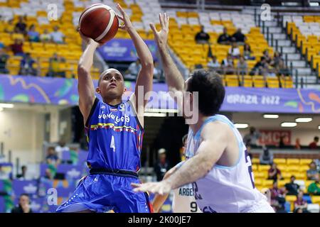 Recife, Brasilien. 8. September 2022. Kender Urbina (L) aus Venezuela schießt während eines Viertelfinalmatches zwischen Argentinien und Venezuela beim FIBA Americup 2022 in Recife, Pernambuco, Brasilien, 8. September 2022. Quelle: Lucio Tavora/Xinhua/Alamy Live News Stockfoto